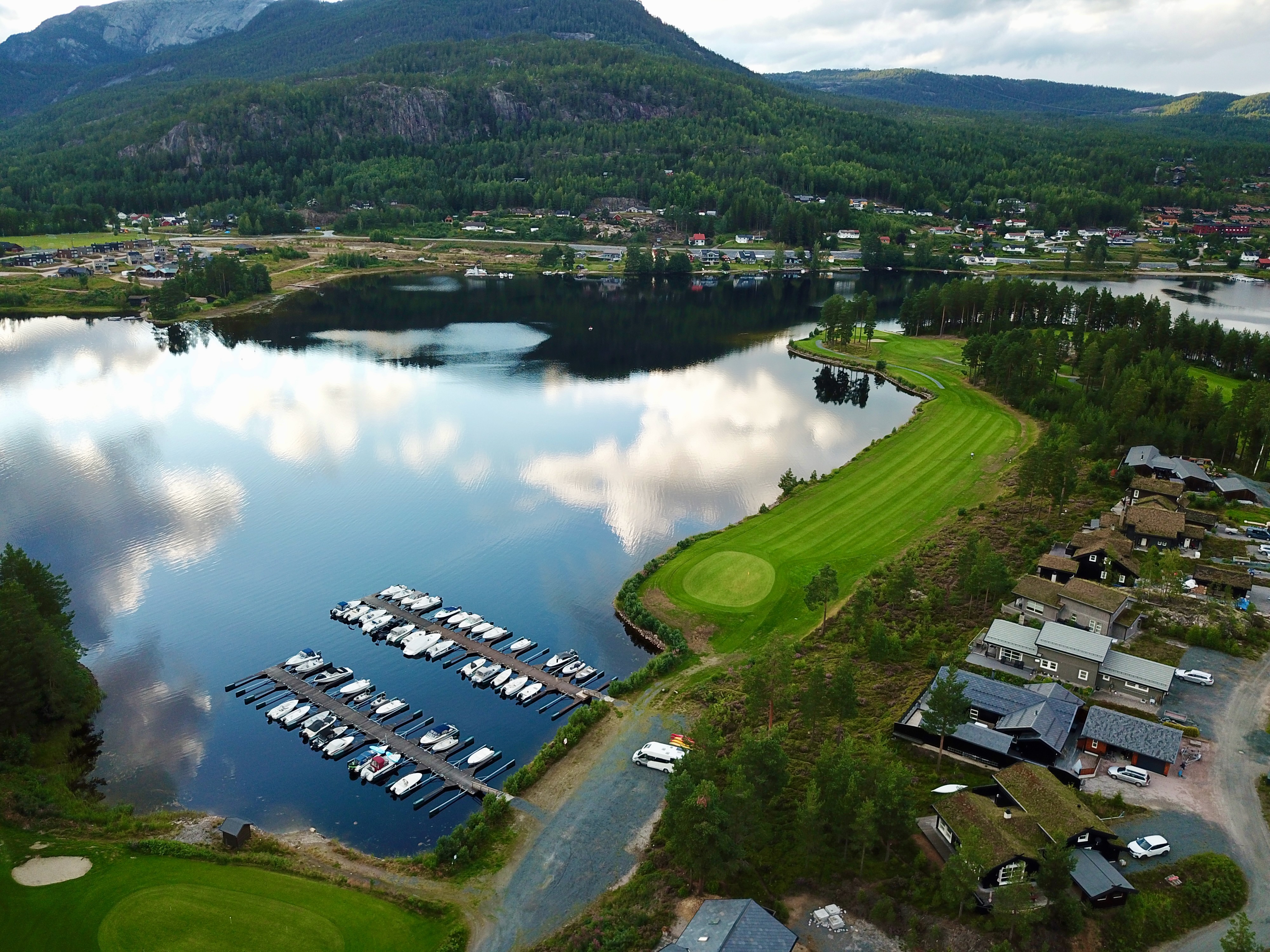 Jachthaven en golfbaan aan het Nissermeer