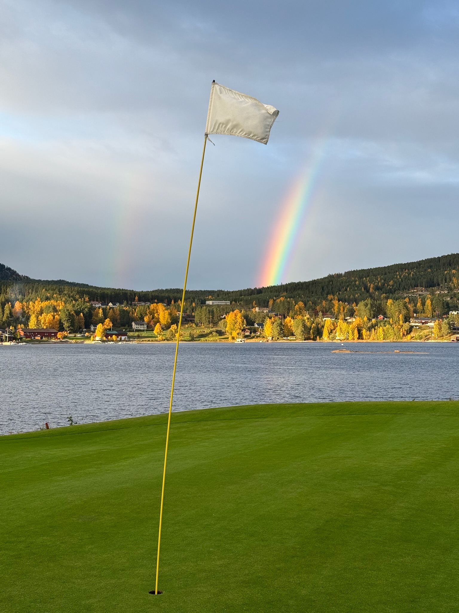 Dubbele regenboog boven de golfbaan